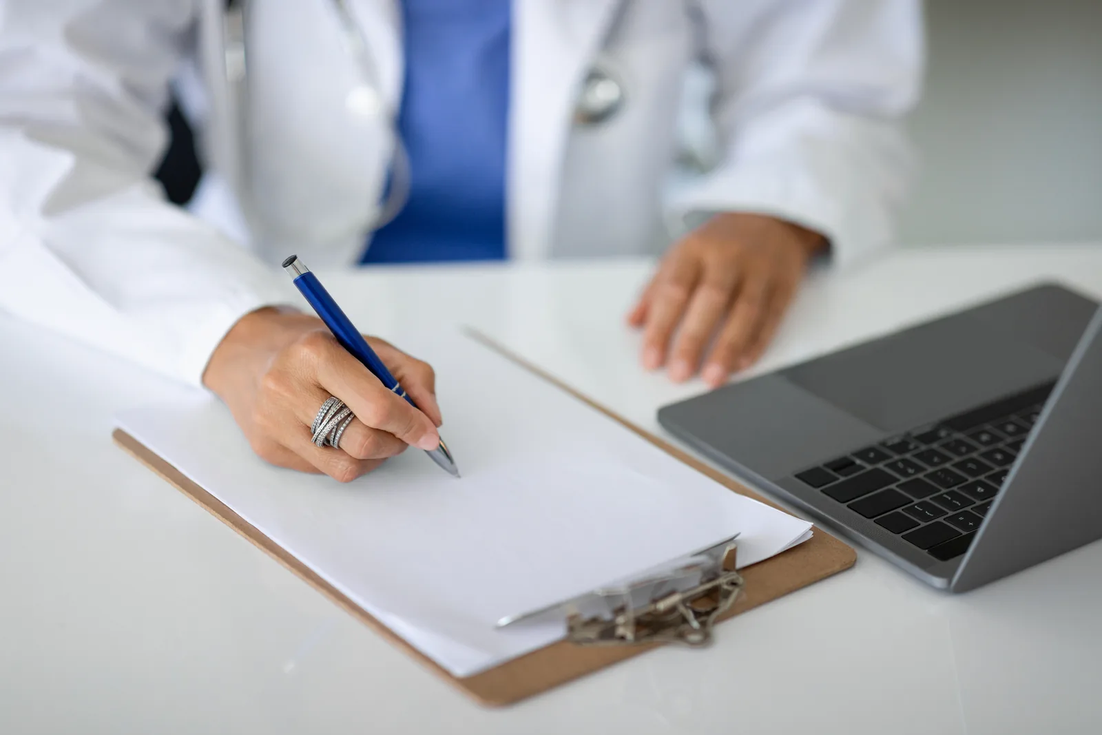 Redacción de un informe pericial médico sobre la documentación del caso