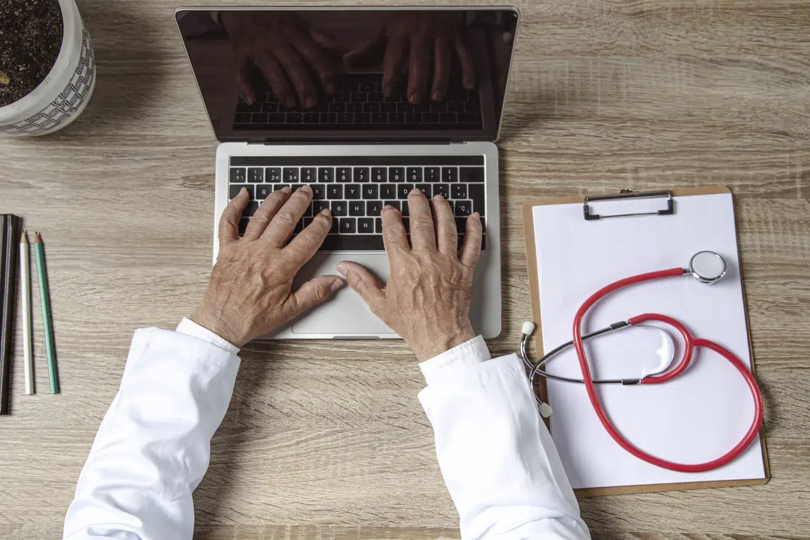Médico revisando en el ordenador una consulta recibida